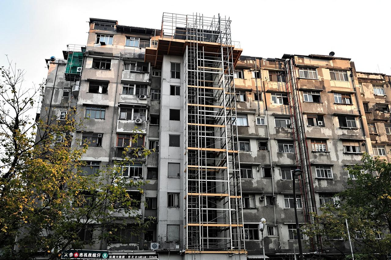 某城市老旧小区加装电梯陷入僵局，一楼住户喊出天价补偿引争议